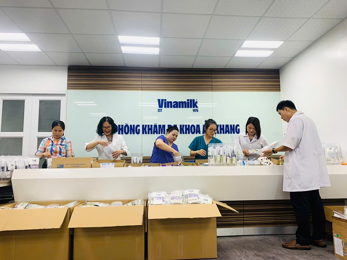 Ngoài ra, các y bác sĩ, dược sĩ của Phòng khám đa khoa An Khang &lpar;Vinamilk&rpar; tại TP.HCM cũng đã cùng nhau chuẩn bị 600 túi thuốc gia đình để gửi đến bà con các tỉnh miền Bắc như Hà Giang, Tuyên Quang... Túi thuốc gồm các loại thuốc cơ bản cần thiết, được kèm theo tờ hướng dẫn cụ thể, rõ ràng để người dân sử dụng.