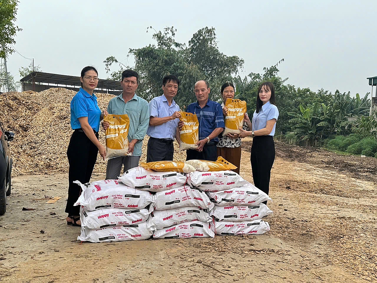 Đoàn trao tận tay các HTX tại Phú Thọ