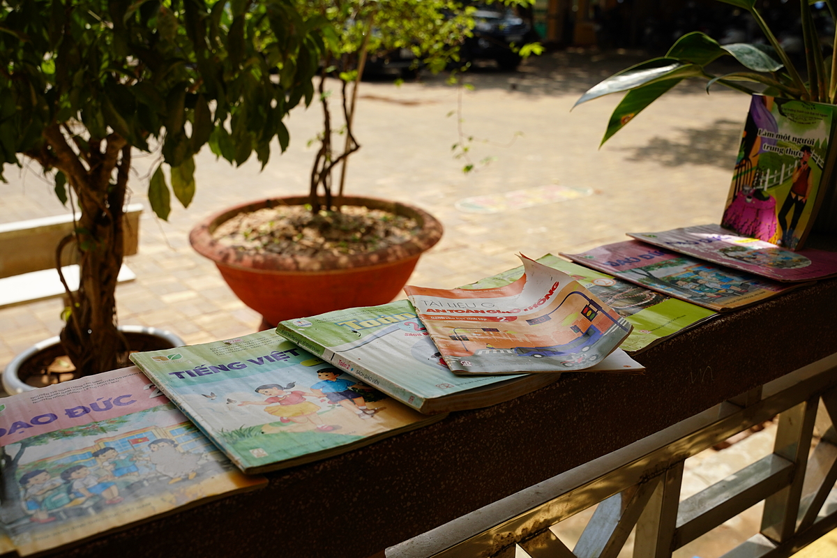 Sách vở và đồ dùng của học sinh bị ngâm trong nước lũ, được phơi nắng trong sân trường những ngày qua sau khi nước rút. Cô Đỗ Thị Diễm Hương &lpar;giáo viên Trường Tiểu học Kim Đồng&rpar; cho biết: “Trường Tiểu học Kim Đồng bị thiệt hại khá nặng nề sau trận bão lũ. Trường có gần 1.000 học sinh thì hơn 50% học sinh gia đình bị thiệt hại, mất hoàn toàn tài sản do nước lũ cuốn trôi, hư hỏng. Tất cả đồ dùng dạy học, trang thiết bị trong trường cũng đã bị hư hỏng, không thể sử dụng”.