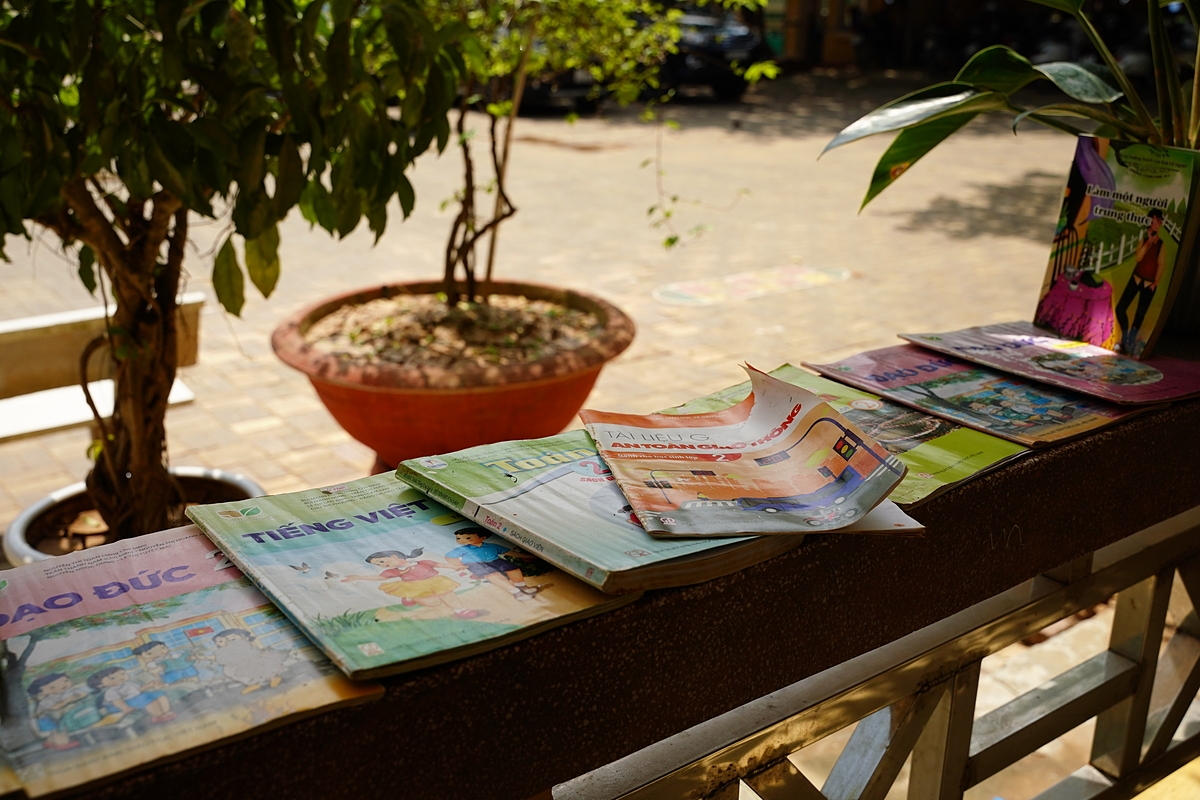 Sách vở và đồ dùng của học sinh bị ngâm trong nước lũ, được phơi nắng trong sân trường những ngày qua sau khi nước rút. Cô Đỗ Thị Diễm Hương &lpar;giáo viên Trường Tiểu học Kim Đồng&rpar; cho biết: “Trường Tiểu học Kim Đồng bị thiệt hại khá nặng nề sau trận bão lũ. Trường có gần 1.000 học sinh thì hơn 50% học sinh gia đình bị thiệt hại, mất hoàn toàn tài sản do nước lũ cuốn trôi, hư hỏng. Tất cả đồ dùng dạy học, trang thiết bị trong trường cũng đã bị hư hỏng, không thể sử dụng”.