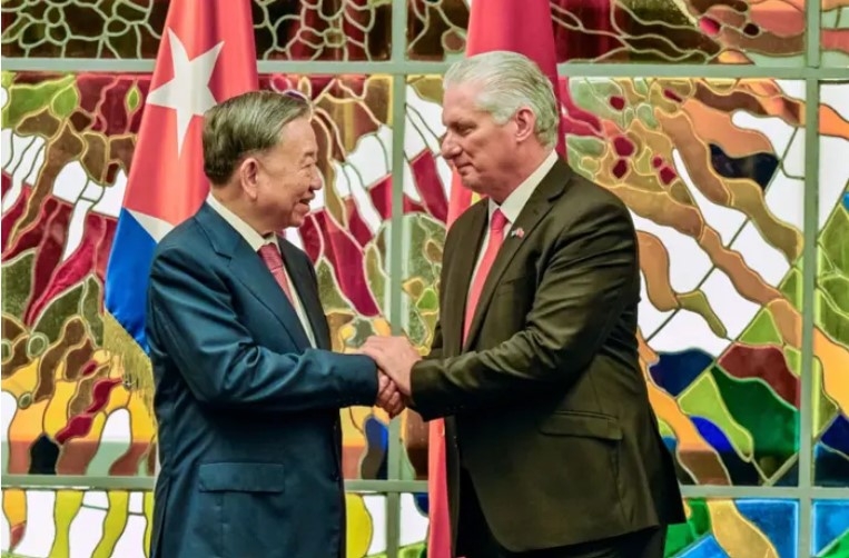 Tổng Bí thư, Chủ tịch nước Tô Lâm chào đón Bí thư thứ nhất, Chủ tịch Cuba Miguel Diaz-Canel trước lễ ký kết các thỏa thuận song phương tại Cung điện Cách mạng ở Havana ngày 26 tháng 9 năm 2024.