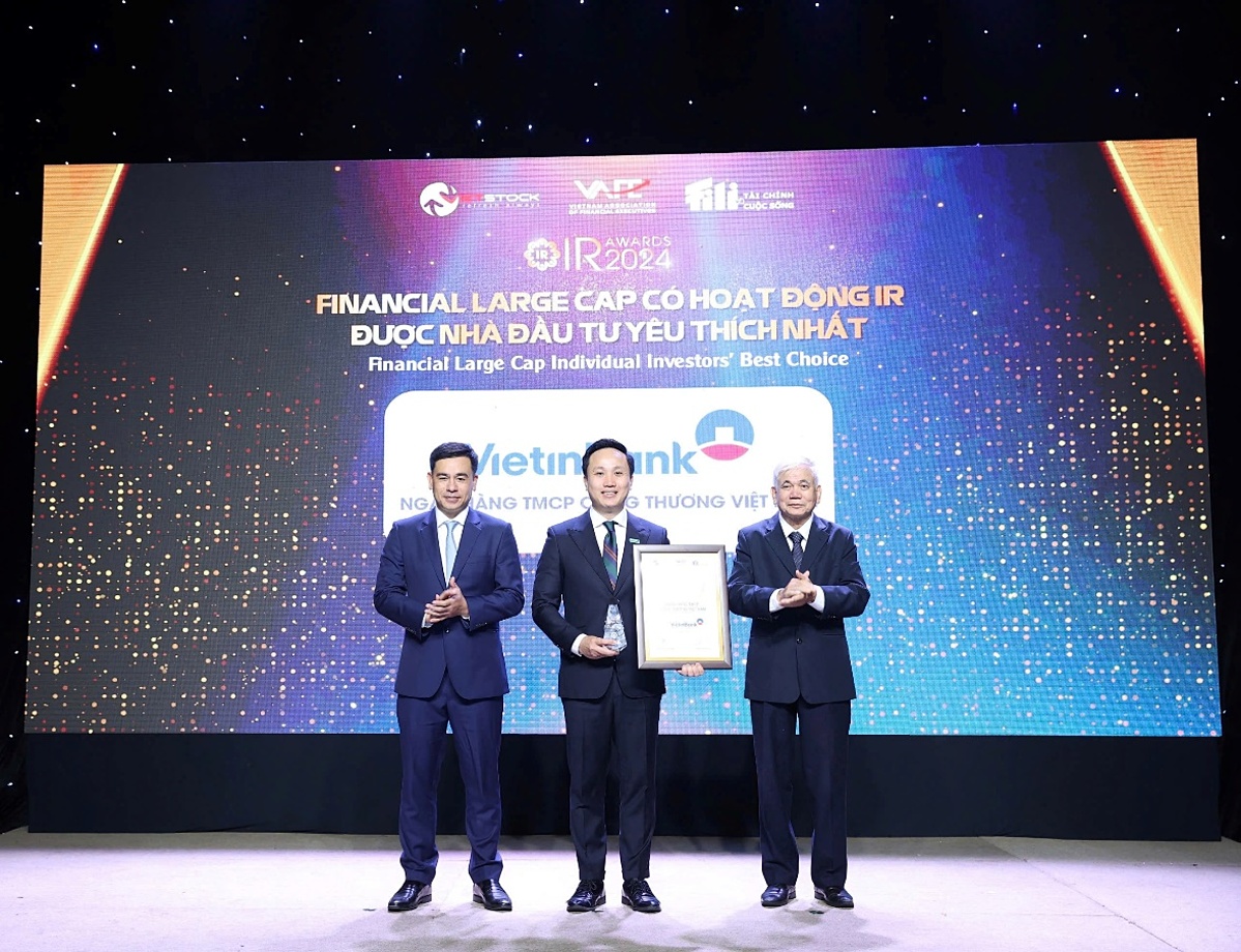 Ông Vương Huy Đông – Phó Ban Thư ký HĐQT&QHCĐ đại diện VietinBank nhận giải thưởng.