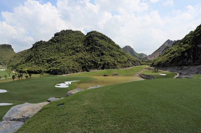 Hố gôn tại sân Legend Valley Country Club.