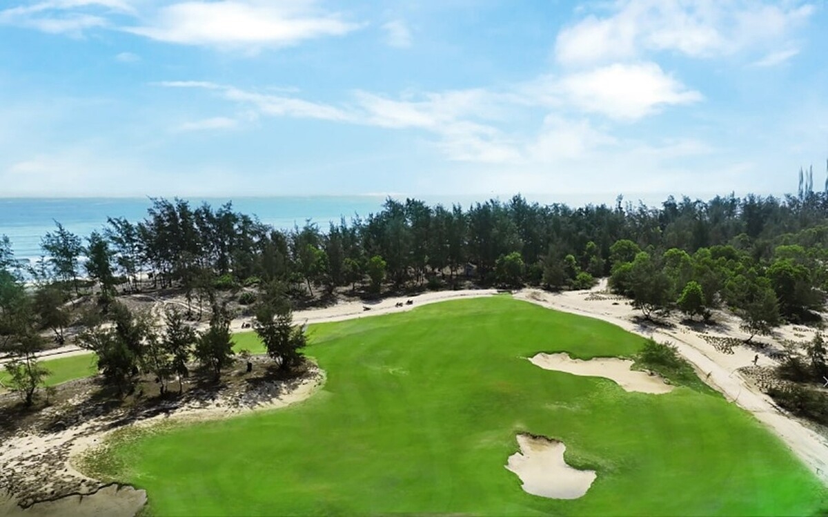 Hố 10 sân gôn Golden Sands Golf Resort.