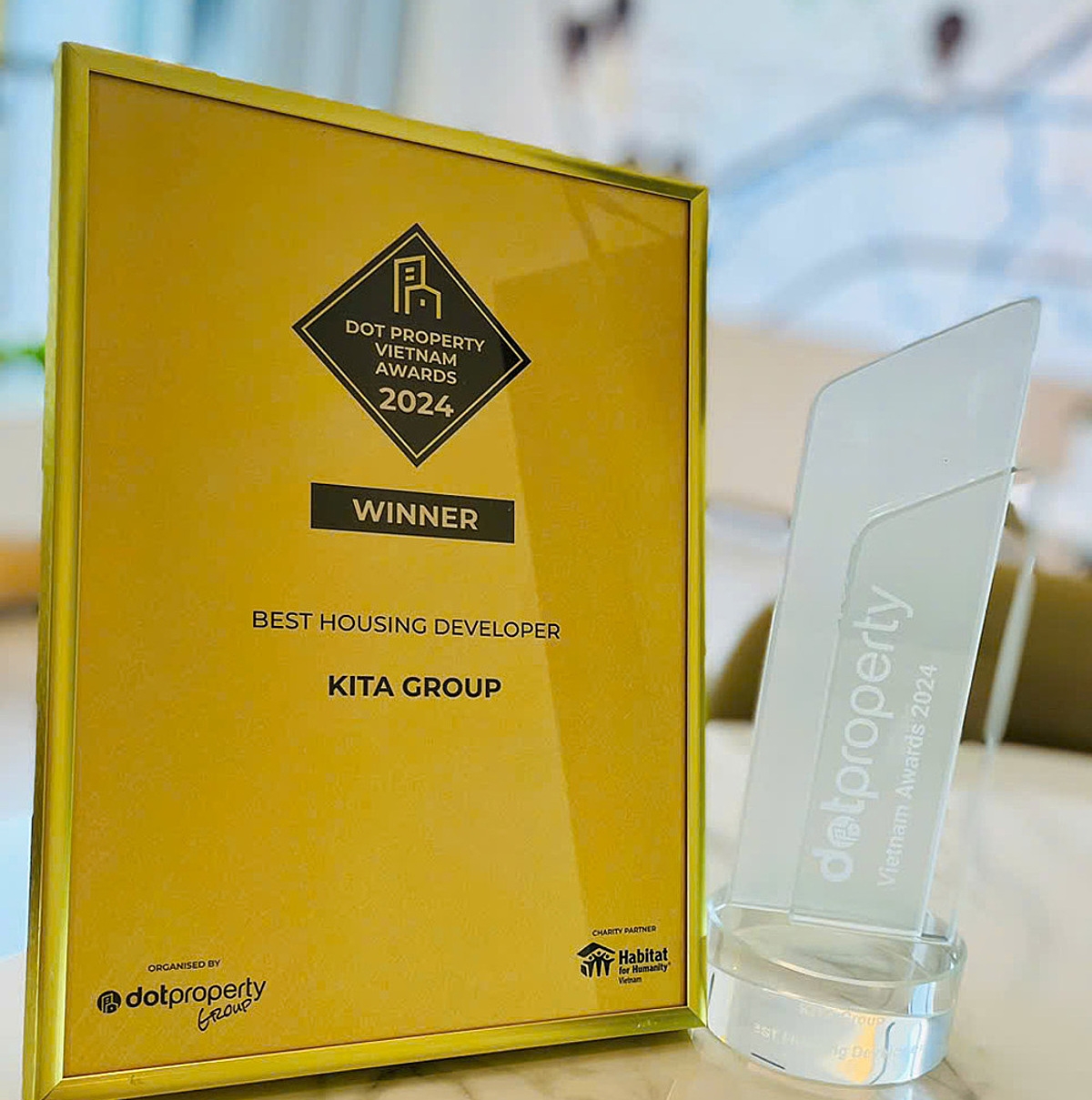 Chứng nhận và cúp của Dot Property Vietnam Awards 2024 dành cho KITA Group.