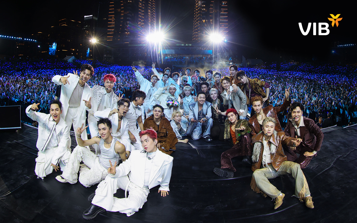 MC Trấn Thành cùng với 30 anh trai.