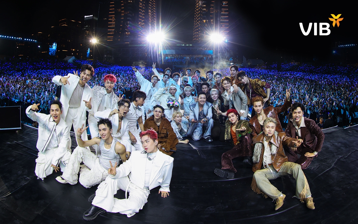 MC Trấn Thành cùng với 30 anh trai.