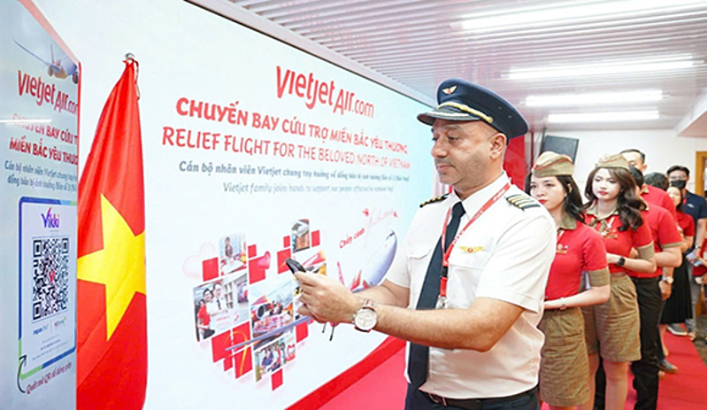 Cán bộ, nhân viên Vietjet đã đóng góp 2 tỷ đồng cho Quỹ Tấm lòng Việt của Đài Truyền hình Việt Nam.