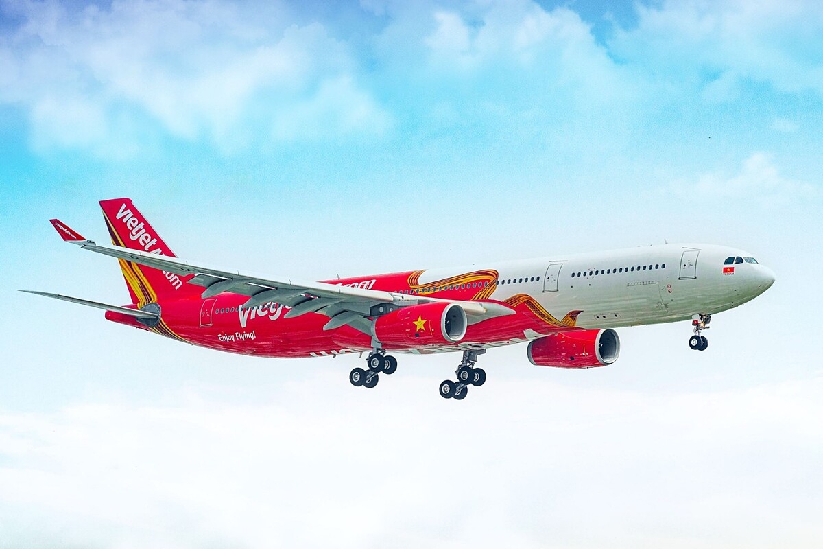 Vietjet cũng sẽ trích 5.000 đồng từ mỗi vé máy bay bán được trong thời gian từ nay đến hết ngày 30/09/2024 để hỗ trợ người dân khôi phục cuộc sống sau bão lũ.