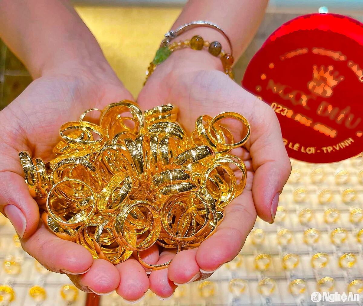 Giá vàng nhẫn duy trì ổn định trên 83 triệu đồng/lượng.