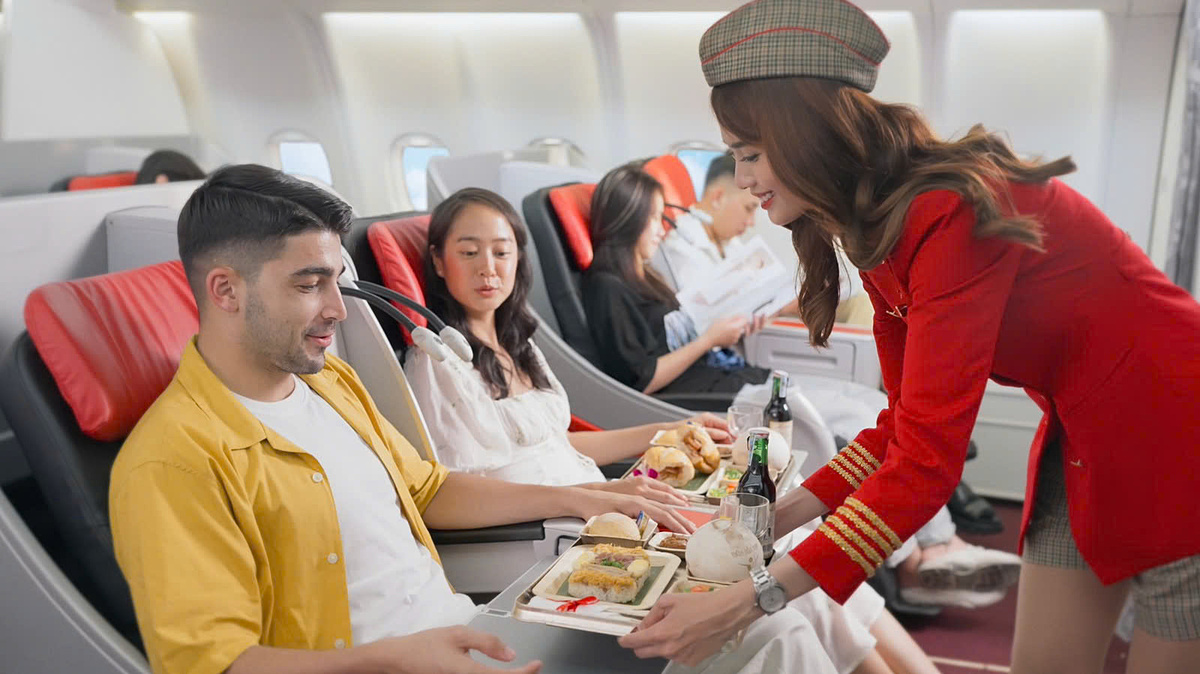 Vietjet mang đến cho khách hàng nhiều sản phẩm, dịch vụ đột phá và được World Travel Awards vinh danh Vietjet với bộ đôi giải thưởng về dịch vụ khách hàng.