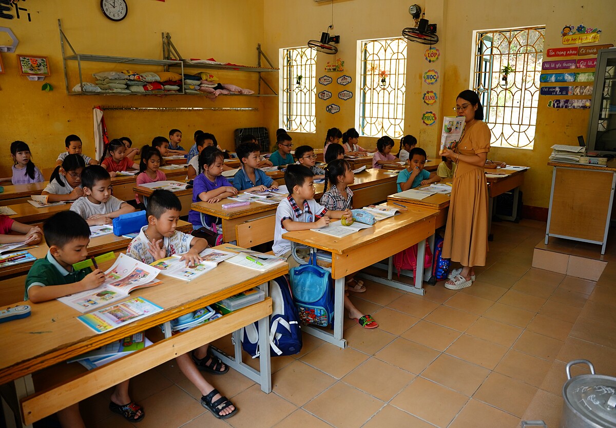 Cô trò Trường Tiểu học Kim Đồng &lpar;Yên Bái&rpar; mới được quay lại trường học, sau những ngày bão lũ nước ngập cao đến gần 3m.