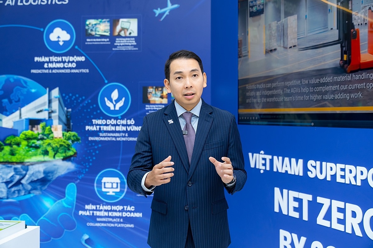 Tiến sĩ Yap Kwong Weng, CEO Việt Nam SuperPort™ thuyết trình về tương lai “siêu cảng”