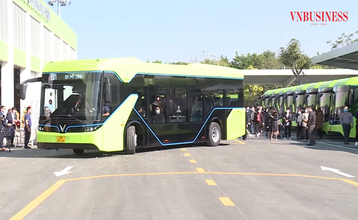 Mạng lưới xe buýt đang phủ sóng khắp địa bàn Hà Nội, tạo thuận tiện cho việc di chuyển.