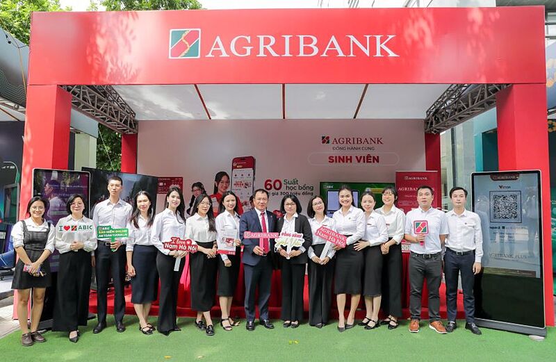 Đồng chí Đoàn Ngọc Lưu - Phó Tổng Giám đốc Agribank trải nghiệm tại gian hàng Agribank.