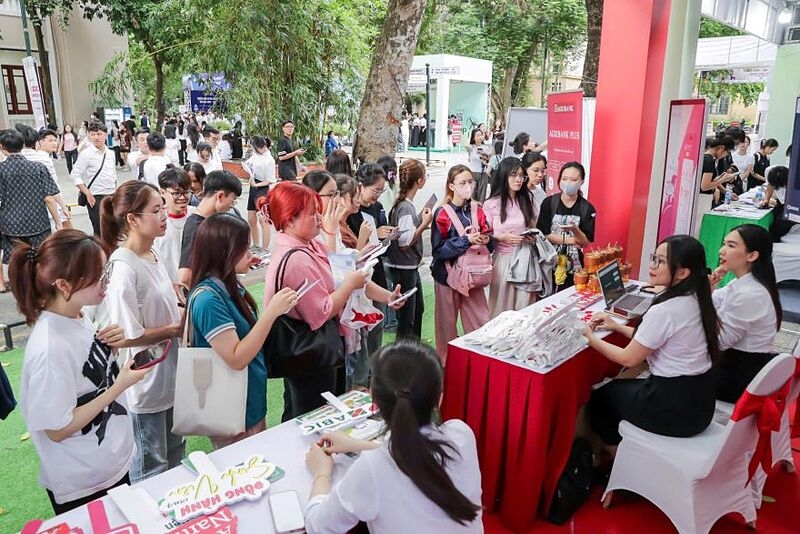 Gian hàng Agribank giới thiệu sản phẩm dịch vụ, tổ chức minigame và các hoạt động ý nghĩa thu hút sinh viên.