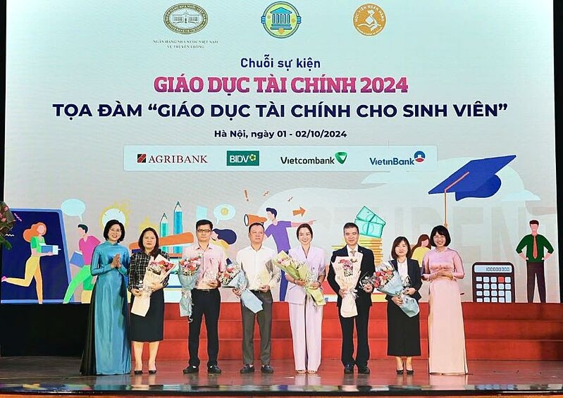 Đồng chí Nguyễn Đức Quân, Giám đốc Agribank Chi nhánh Nam Hà Nội &lpar;thứ 4 từ trái sang&rpar; nhận kỷ niệm chương tại sự kiện.