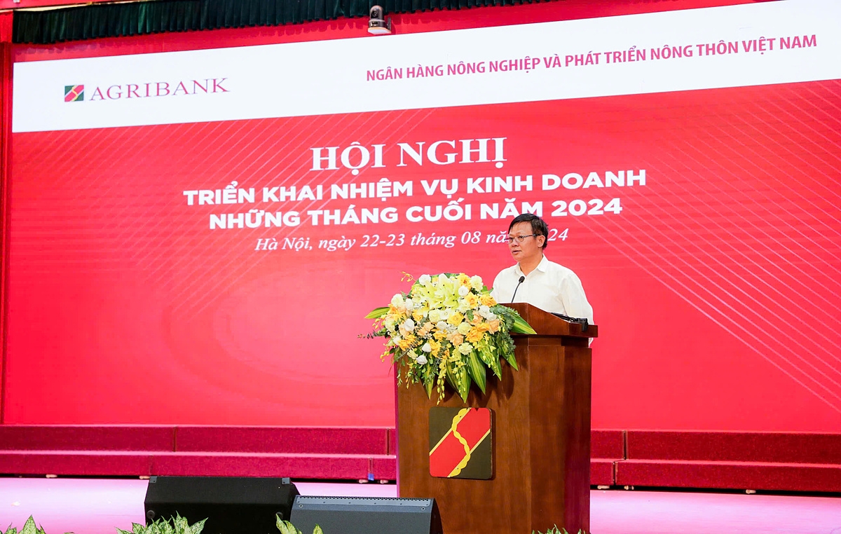 Đồng chí Nguyễn Quang Hùng, UV Ban Thường vụ Đảng ủy, Phó Tổng Giám đốc Agribank phát động phong trào thi đua hoàn thành kế hoạch kinh doanh quý III và cả năm 2024.