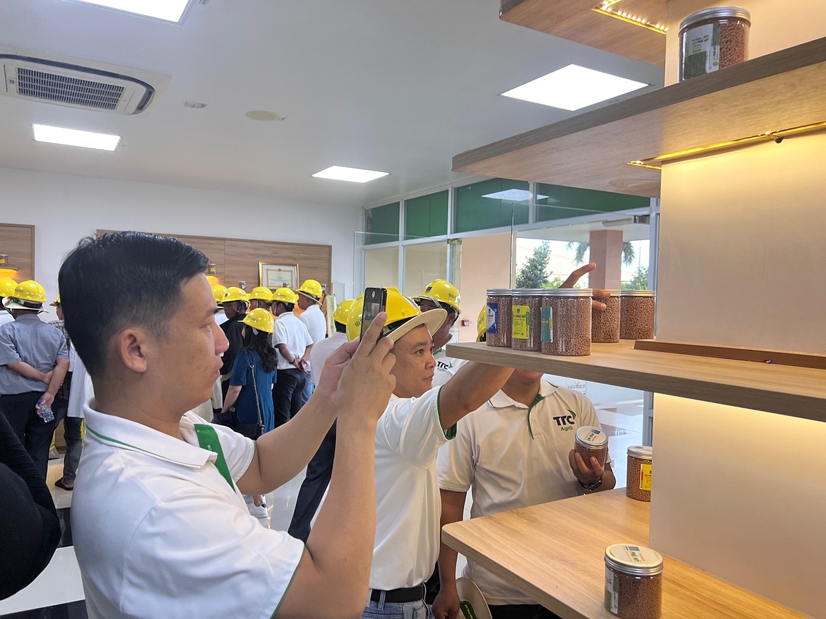 Các đoàn khách hàng tiêu biểu đến thăm quan và tìm hiểu về quy trình sản xuất Đạm Phú Mỹ.