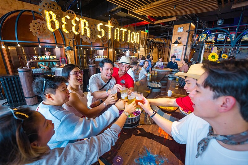 Du khách không chỉ được uống bia tươi vừa ra lò mà còn được tham quan xưởng bia Ba Na Brew House.