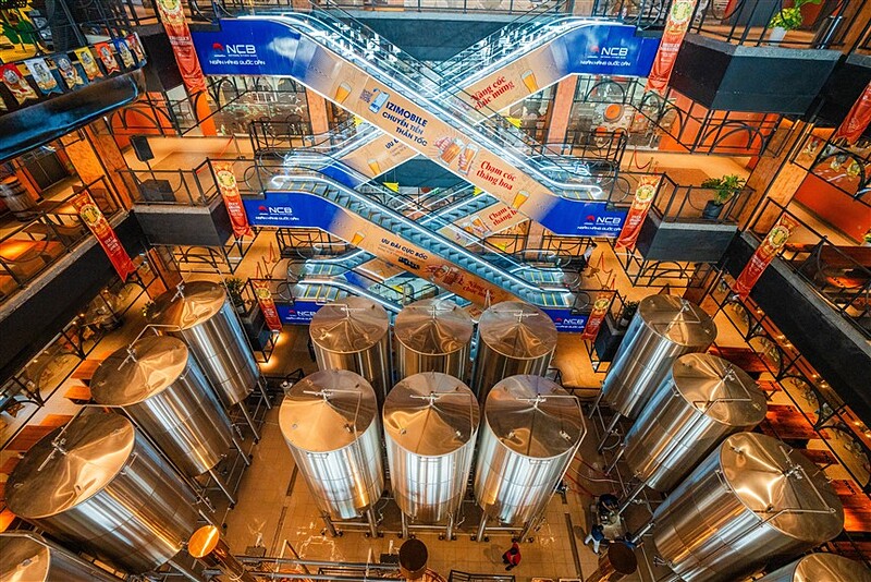 Bên trong Ba Na Brew House.