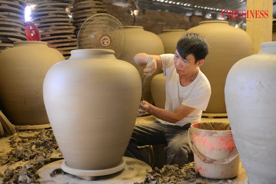 Các sản phẩm gốm sứ vẫn có thể bán thuận lợi trên các sàn thương mại điện tử. &lpar;Ảnh Phạm Hòa&rpar;.