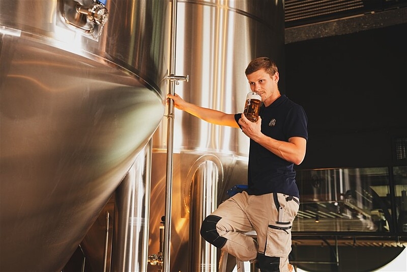 Tim Burkardt – một nghệ nhân ủ bia &lpar;Brewmaster&rpar; người Úc trực tiếp sản xuất và giám sát chất lượng tại Ba Na Brew House.