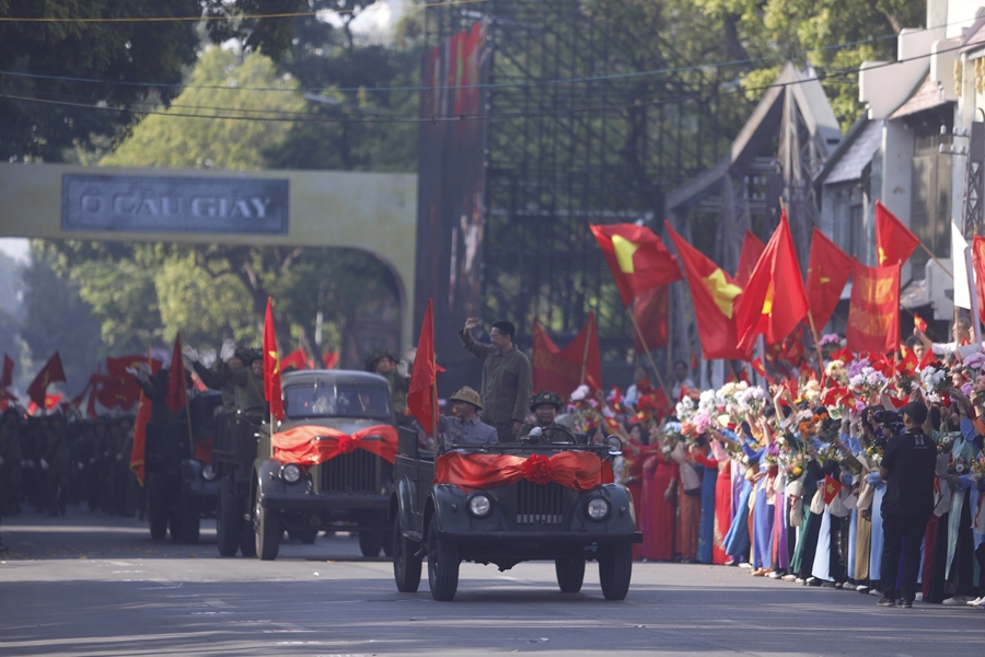 Màn tái hiện sống động hình ảnh đoàn quân tiến về tiếp quản Hà Nội trong thời khắc lịch sử ngày 10/10/1954 trong rợp trời cờ hoa và niềm hân hoan chiến thắng.
