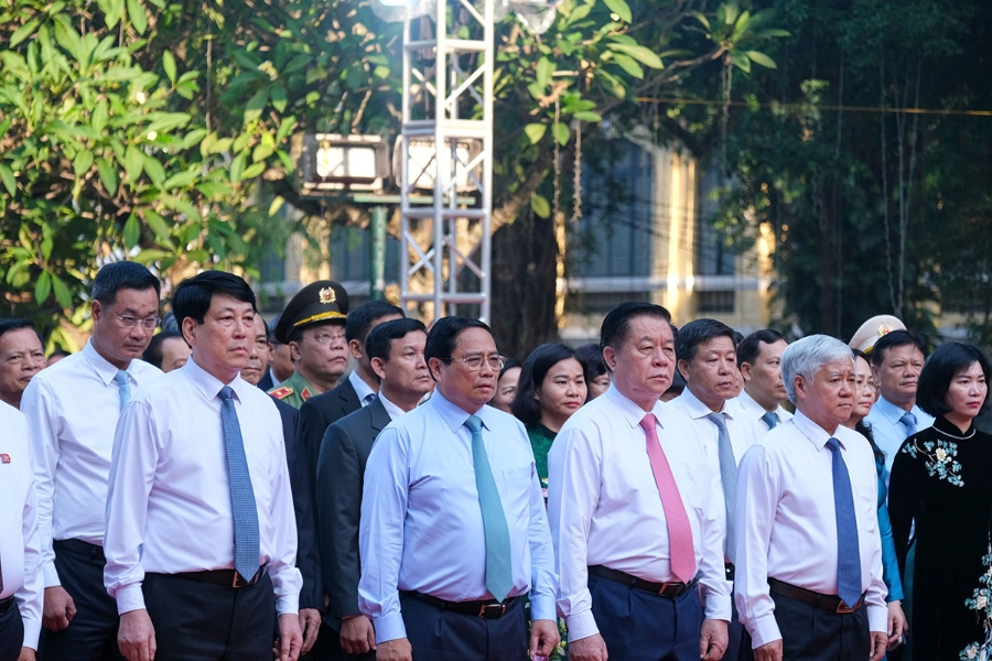 Đại biểu Đảng, Nhà nước, Mặt trận Tổ quốc Việt Nam, thành phố Hà Nội thực hiện nghi lễ dâng hương tại Tượng đài vua Lý Thái Tổ, tưởng nhớ công lao các bậc tiền nhân đã có những đóng góp to lớn đối với đất nước và Thủ đô Hà Nội.