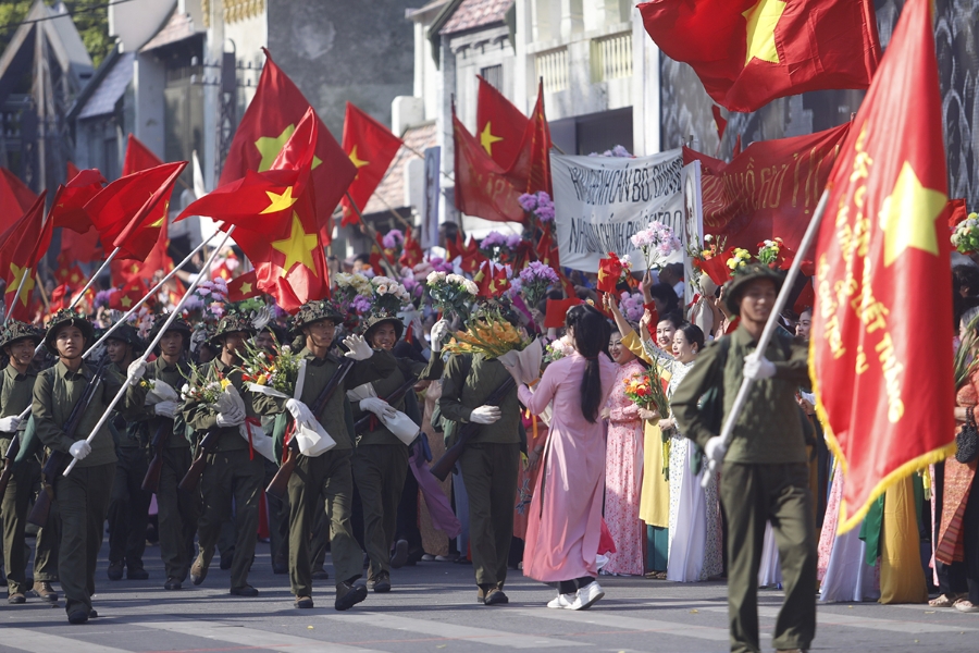 Những khoảnh khắc hào hùng được tái hiện bằng những màn biểu diễn thực cảnh quy mô lớn, với sự tham gia của gần 1.000 chiến sĩ cùng 200 nghệ sĩ, diễn viên múa.