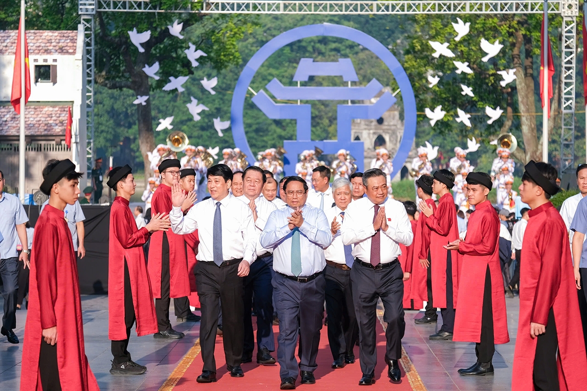 Thủ tướng Phạm Minh Chính dẫn đầu đoàn đại biểu Đảng, Nhà nước, Chính phủ, thành phố Hà Nội dự chương trình Ngày hội Văn hóa vì Hòa bình do thành phố Hà Nội tổ chức.