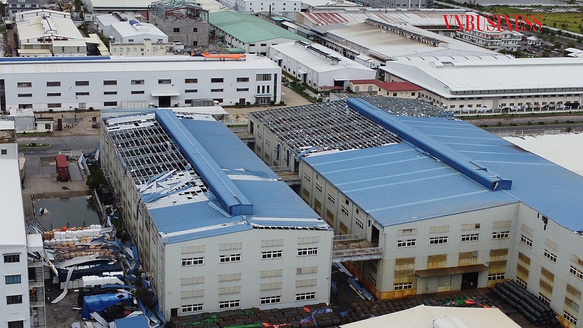 Nhiều nhà xưởng của các doanh nghiệp đã bị bão thổi tốc mái.