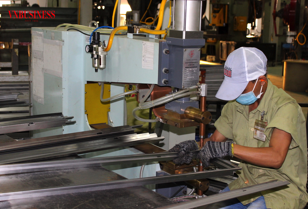 Vẫn còn nhiều khó khăn đeo bám các DN công nghiệp chế biến, rất cần thêm những giải pháp “tiếp sức” hiệu quả hơn.