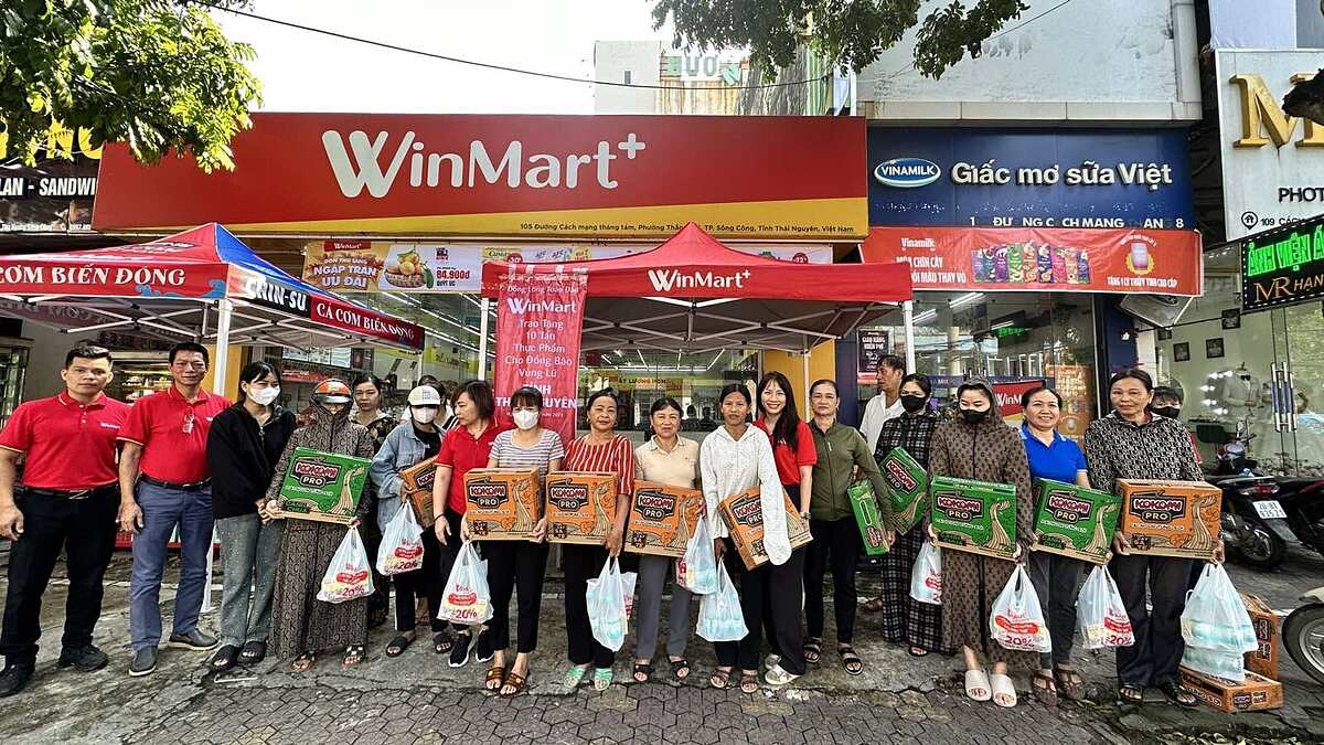 Đại diện WinMart trao quà tặng tại cho người dân bị ảnh hưởng bởi bão lũ tại tỉnh Thái Nguyên.
