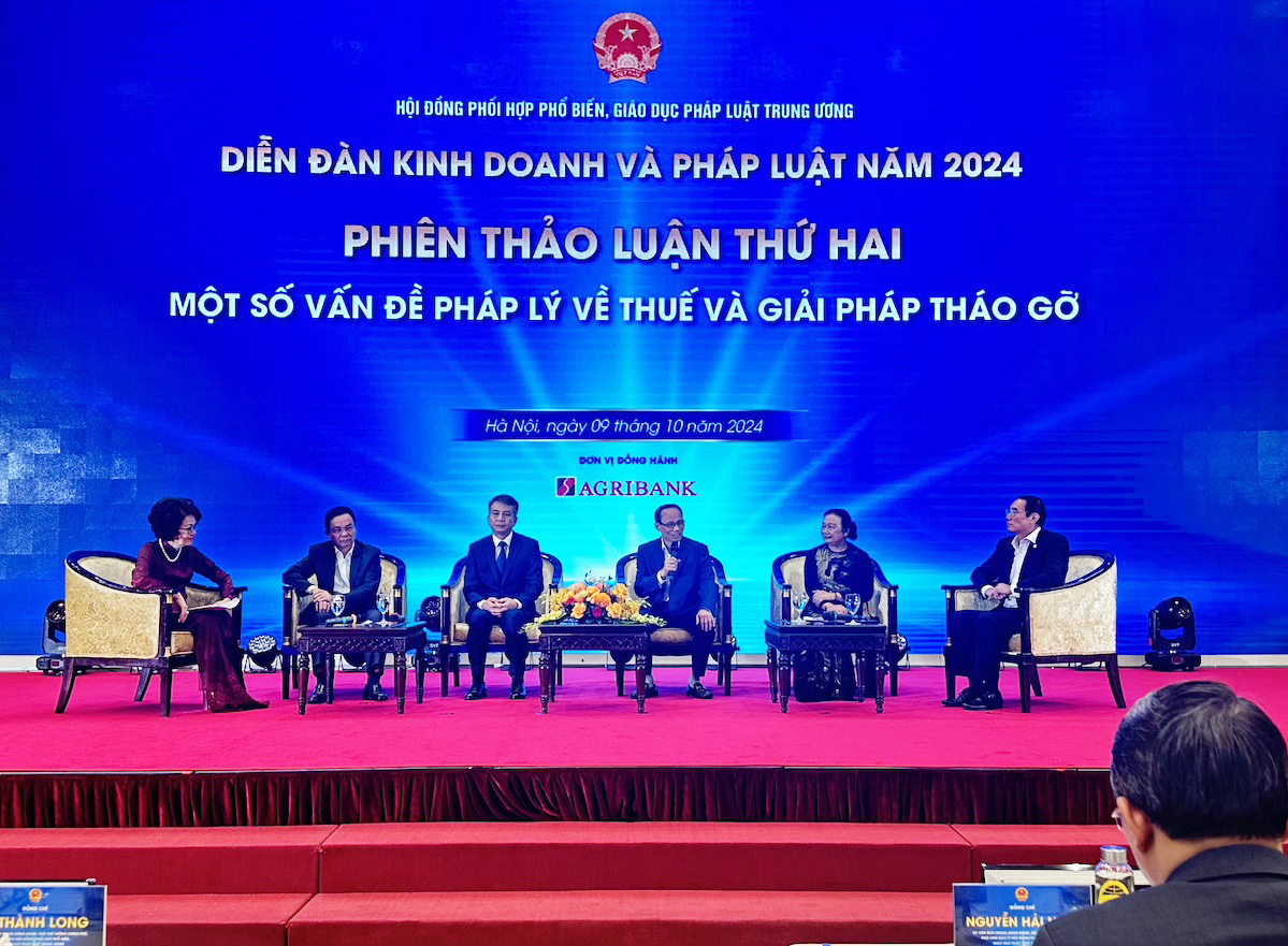 Các chuyên gia thảo luận tại Diễn đàn Kinh doanh và Pháp luật năm 2024.