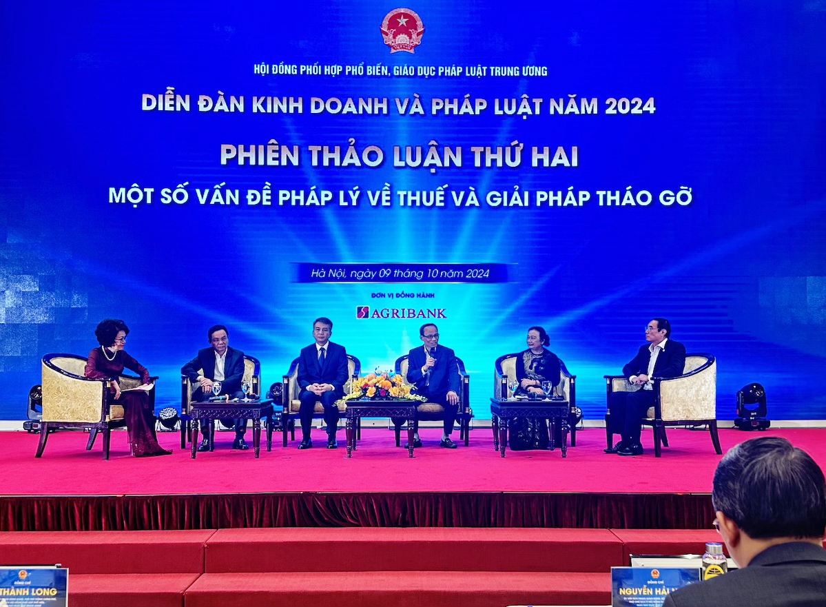 Các chuyên gia thảo luận tại Diễn đàn Kinh doanh và Pháp luật năm 2024.