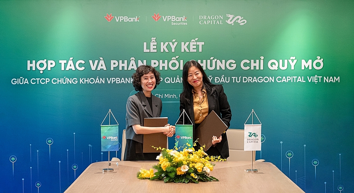 Bà Đoàn Ngọc Ly Ly – Giám đốc Vận hành VPBankS &lpar;trái&rpar; và bà Lương Thị Mỹ Hạnh – Giám đốc Quản lý tài sản khối trong nước – Dragon Capital Việt Nam tại lễ ký hợp tác