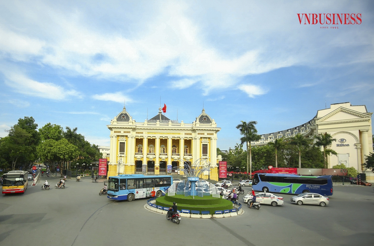 Nhà hát Lớn Hà Nội là công trình được khởi công năm 1901, hoàn thành năm 1911. Trải qua hơn 100 năm, nơi đây là một trong những biểu tượng lịch sử của Thủ đô Hà Nội. Đây là nơi đúng 15 giờ ngày 10/10/1954 đã vang lên hồi còi báo hiệu Lễ thượng cờ lịch sử.