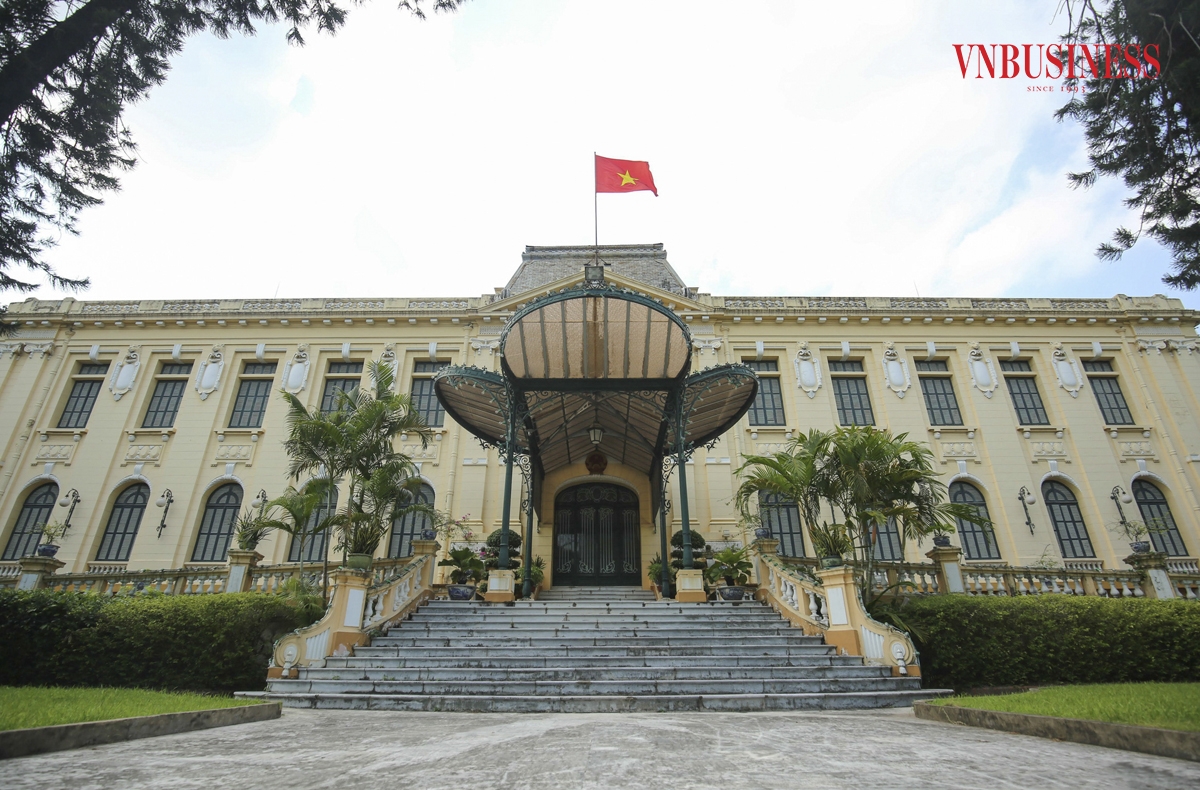 Bắc Bộ phủ &lpar;nay là nhà khách Chính phủ&rpar; là một trong những nơi đầu tiên quân đội Nhân dân Việt Nam tiếp quản tại Thủ đô vào ngày trọng đại 70 năm về trước. Tòa nhà Bắc Bộ phủ mang phong cách kiến trúc Pháp cổ điển được xây dựng vào năm 1918 trên phần đất của chùa Báo Ân xưa. Công trình tọa lạc ở số 12 phố Ngô Quyền, quận Hoàn Kiếm, Hà Nội.