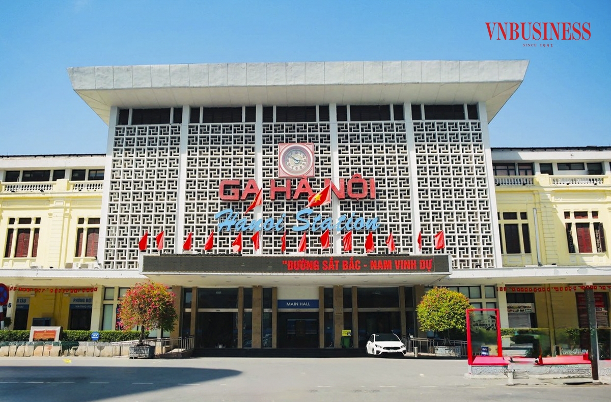 Ga Hà Nội là một trong những cơ sở đầu tiên quân đội Nhân dân Việt Nam tiếp quản từ tay Pháp. Nơi đây vẫn luôn nhộn nhịp những chuyến tàu khởi hành ngày đêm suốt 70 năm qua. Hành khách có thể xuất phát từ ga Hà Nội để đi nhiều tỉnh thành phía Bắc hoặc Bắc - Nam.