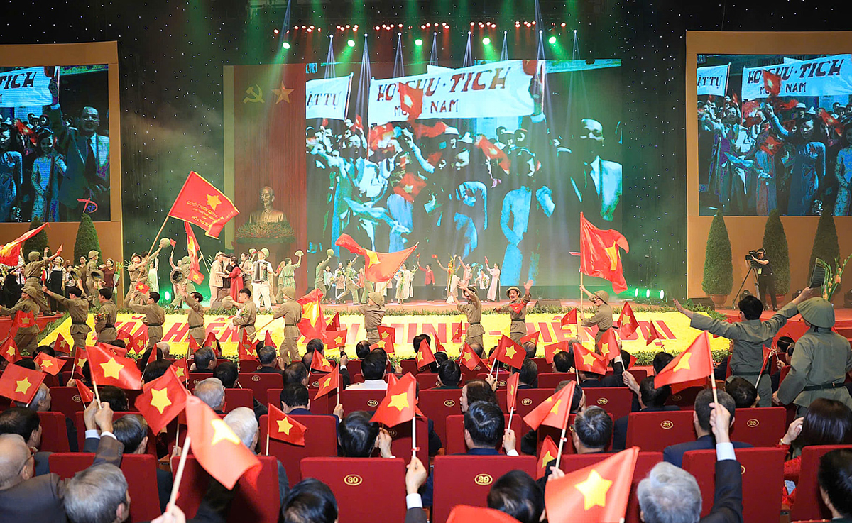 70 năm kể từ ngày tiếp quản Thủ đô, Hà Nội trở thành trung tâm kinh tế, văn hóa của cả nước.