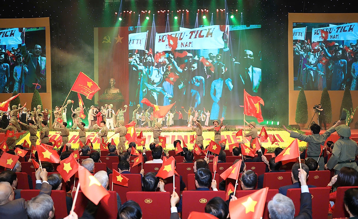 70 năm kể từ ngày tiếp quản Thủ đô, Hà Nội trở thành trung tâm kinh tế, văn hóa của cả nước.