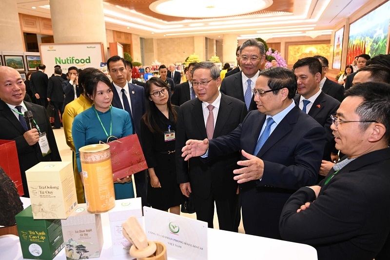 Thủ tướng Phạm Minh Chính giới thiệu tới Thủ tướng Lý Cường về các sản phẩm nông sản chất lượng cao của Việt Nam.