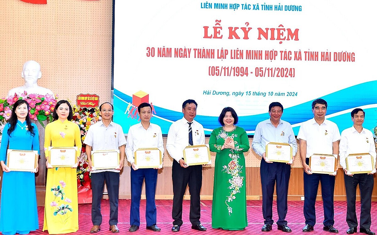 Chủ tịch Liên minh HTX Việt Nam Cao Xuân Thu Vân trao Kỷ niệm chương “Vì sự nghiệp phát triển hợp tác xã” cho 9 cá nhân.