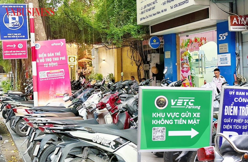 Dịch vụ trông giữ xe không tiền mặt đang lan tỏa nhanh trên địa bàn thành phố Hà Nội.