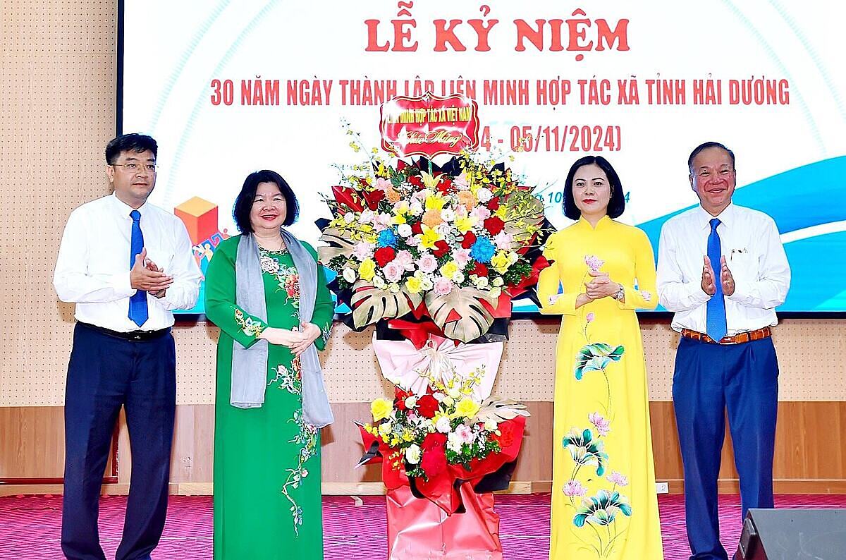 Chủ tịch Liên minh HTX Việt Nam chúc mừng Liên minh HTX Hải Dương sau 30 năm hình thành và phát triển.