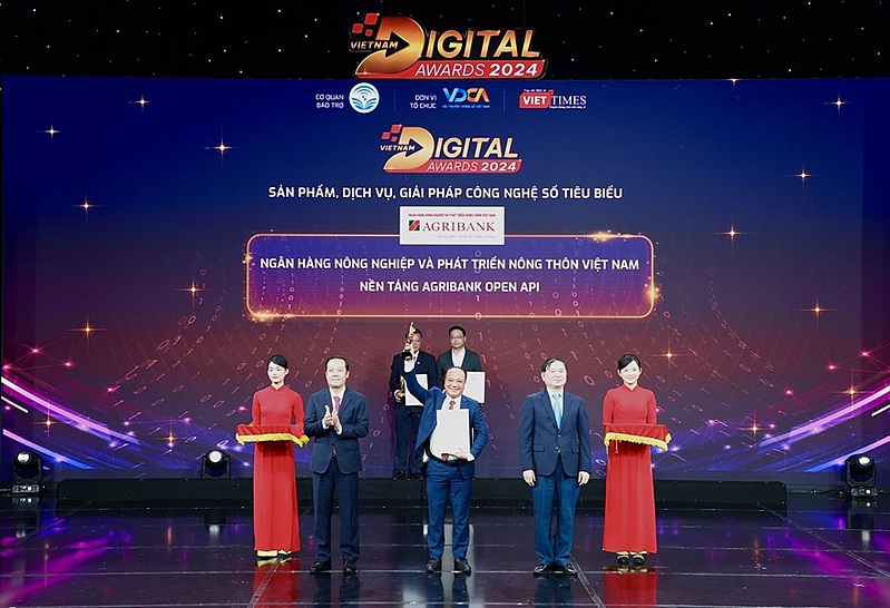 Đại diện Agribank nhận giải thưởng Chuyển đổi số Việt Nam năm 2024 cho Nền tảng Agribank Open API.