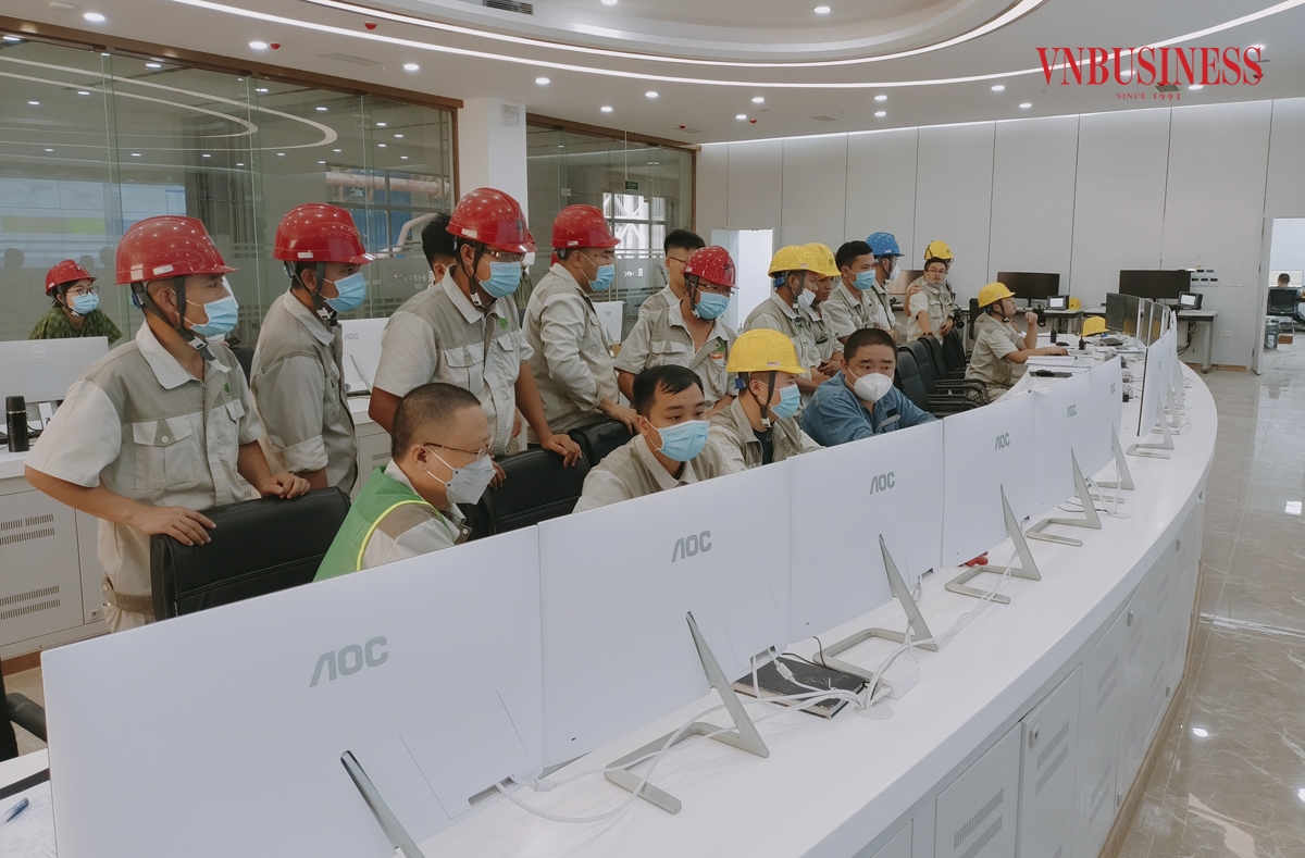 Trung tâm điều khiển của Nhà máy hiện đại, tại đây, tất cả các thao tác vận hành của các kỹ sư đều thực hiện trên hệ thống máy móc công nghệ tiên tiến.