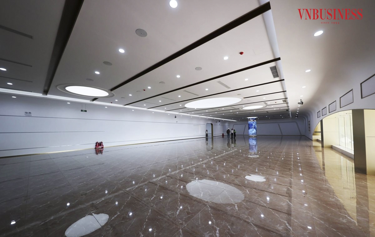 Hành lang, các lối đi lại bên trong nhà máy sạch sẽ. Đây cũng là nơi thường xuyên tiếp đón các đoàn khách trong và ngoài nước đến tham quan và học tập.