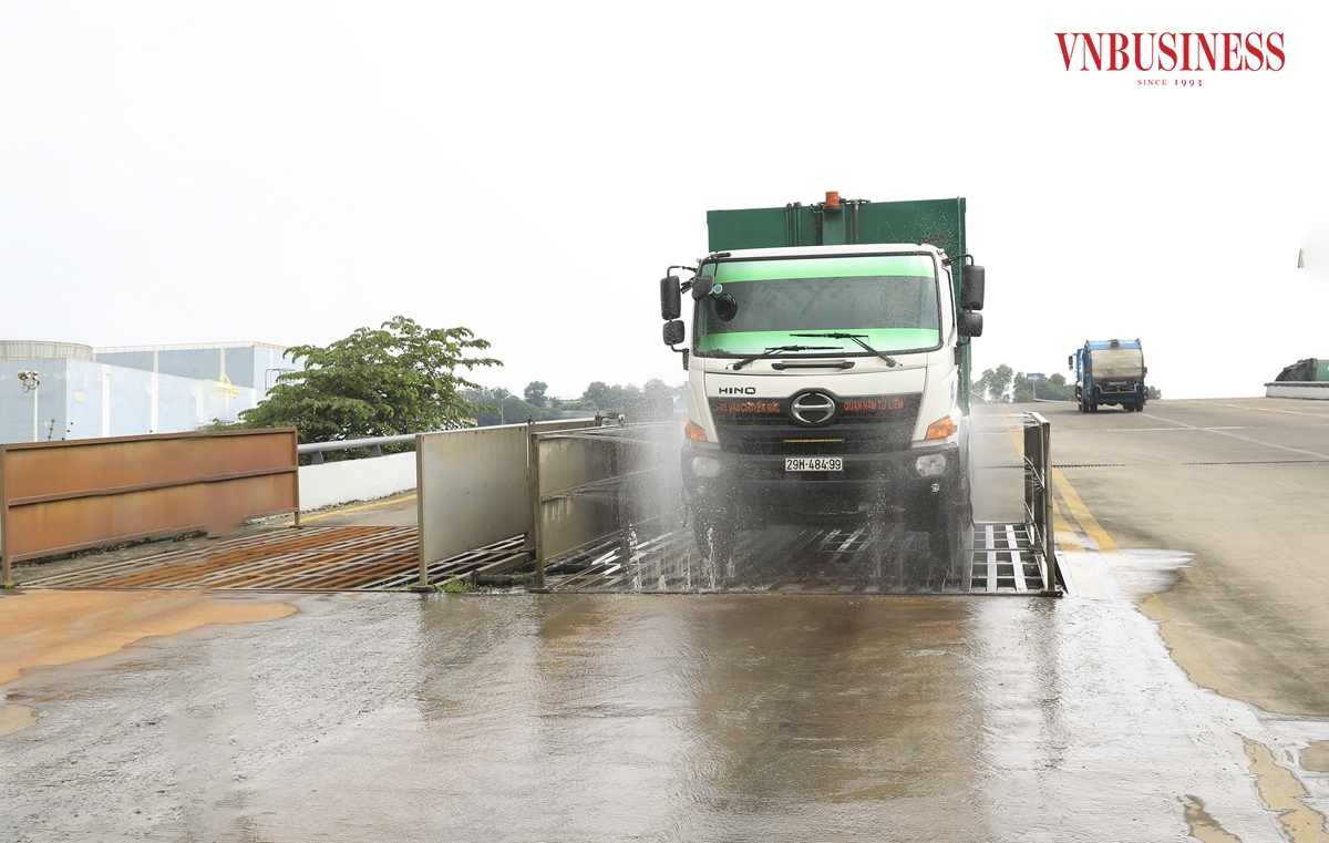 Mỗi ngày, có hàng trăm xe vận chuyển rác của thành phố Hà Nội đổ rác vào bể chứa của nhà máy. Toàn bộ các xe vận chuyển rác đều phải qua trạm cân tải trọng, trạm rửa xe trước khi vào, ra khỏi nhà máy.